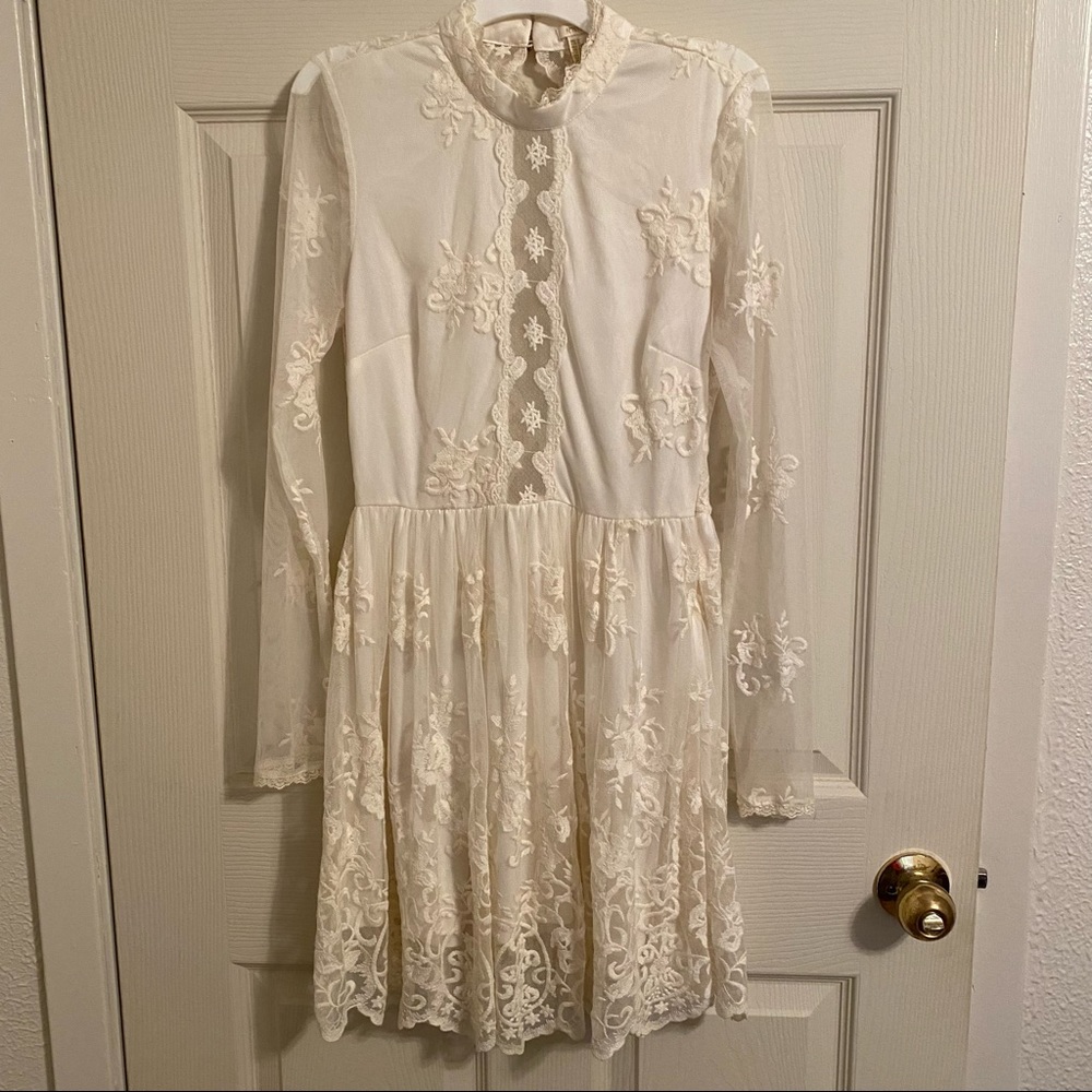 Forever 21 Ivory/white floral lace long sleeve dress with mock neck. Size S.